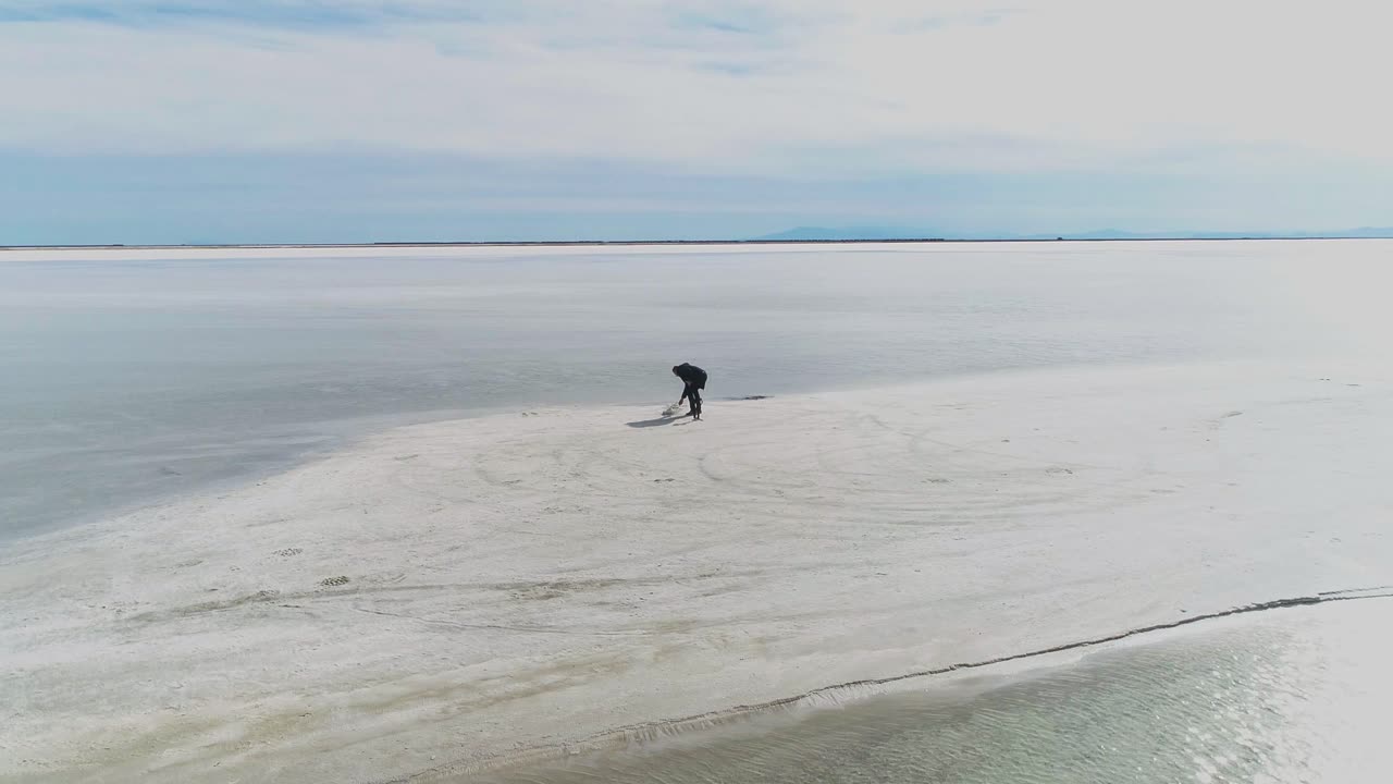 유타의 소금 호수에 있는 한 남자의 아름다운 공중 영상