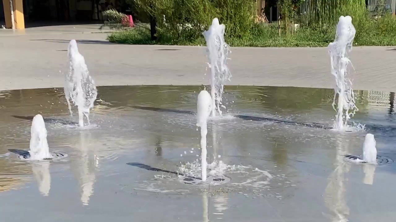 Getto d'acqua di fontana che zampilla con gocce all'aperto. 4K