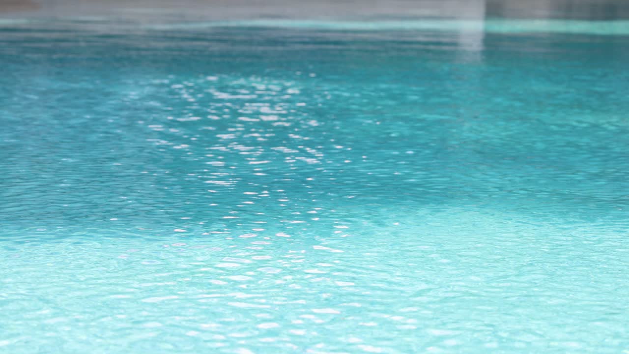 평온한 물 표면, 부드러운 빛 반사