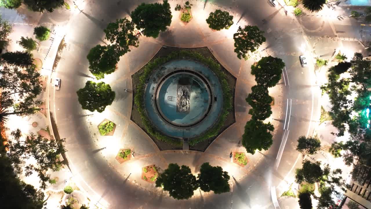 fotografía aérea del diseño único de la fuente en el centro de la rotonda por la noche, ciudad de méxico