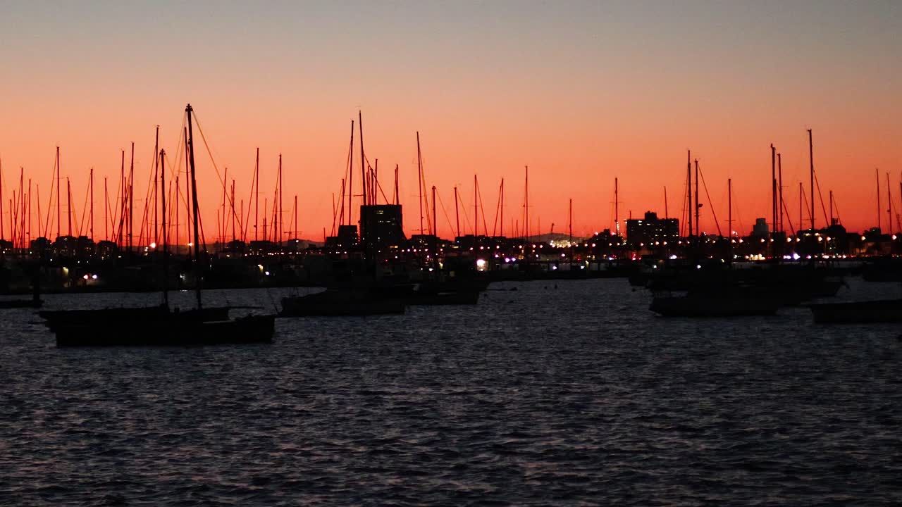 활기찬 일몰을 배경으로 보트의 실루이