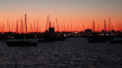 las siluetas de los barcos contra una puesta de sol vibrante