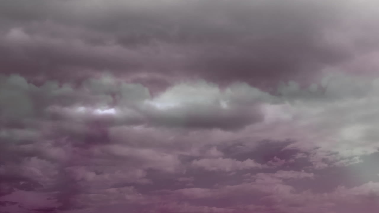 구름과 함께 하늘에 천둥이