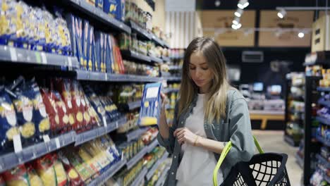 la chica compradora elige los productos en la tienda. viaje diario a la tienda. compra