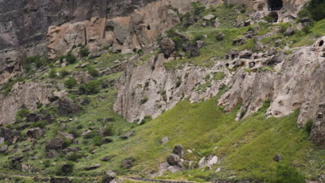 revelan el monasterio excavado de la cueva en la montaña erusheti, vardzia georgia