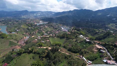 vista aérea, pintoresco paisaje de la región de guatape en colombia, colinas verdes, caminos del pueblo y lago