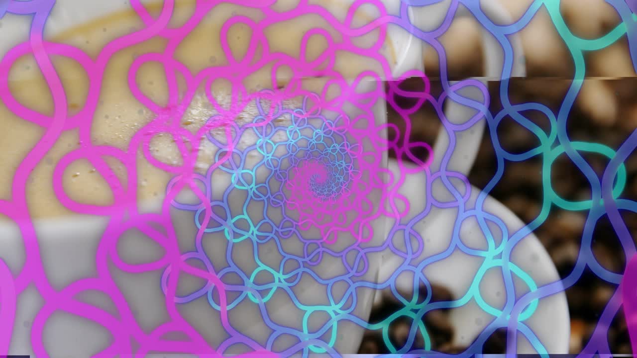 Spirale frattale che appare e ruota intorno a una tazza di caffè mentre il latte viene versato, mostrando latte art.