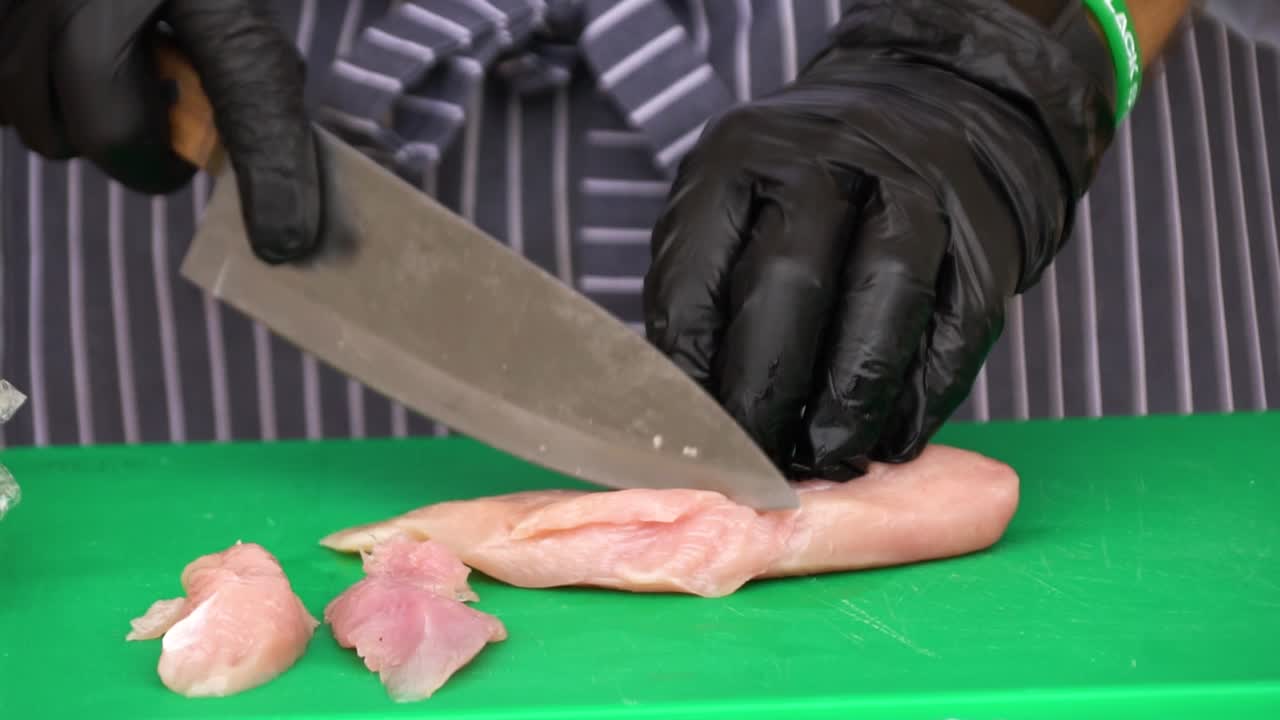 el chef está preparando pecho de pollo.