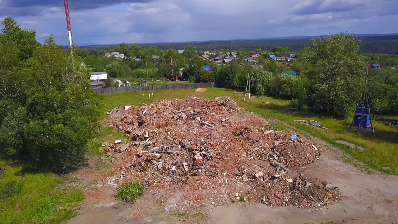 쓰레기 더미가 있는 철거 현장