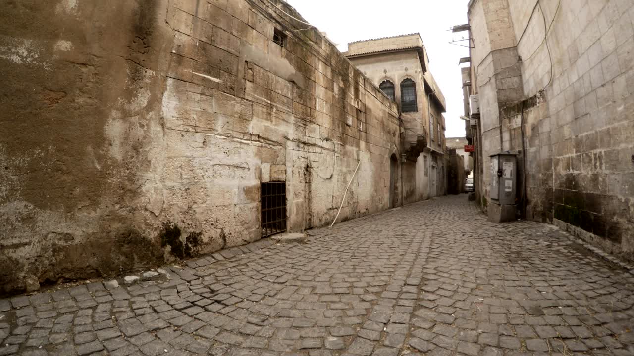 Panorama de izquierda a derecha de una antigua calle empedrada en Sanliurfa