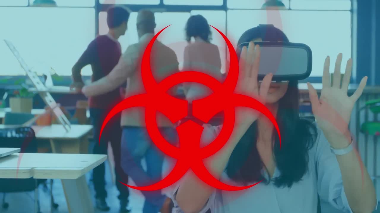 태블릿을 사용하는 사업가 여성 위에 디지털 인터페이스와 회색 컴퓨터 전구의 애니메이션