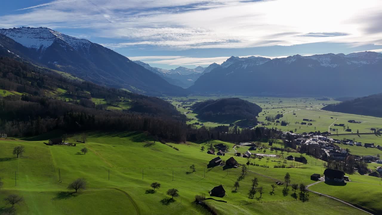 눈 인 산 들 과 스위스 의 리덴 마을 이 있는 글라르너랜드 의 공중 풍경
