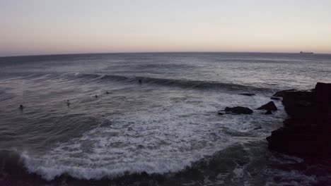 Surf-Nocturno-En-Un-Punto-De-Luz