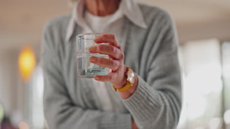 parkinson, mano o mujer mayor bebiendo agua