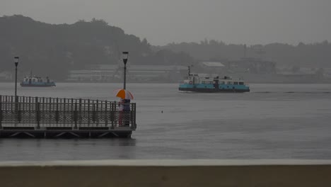 Liebende-Küssen-Sich-Unter-Einem-Regenschirm-Im-Hafen-Von-Havanna-Kuba