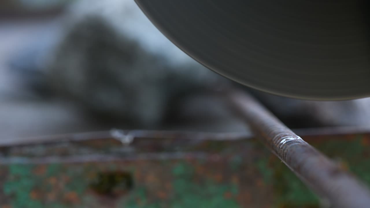 글 그린더에서 일하는 남자. 뜨거운 금속에서 불꽃이 날아갑니다.