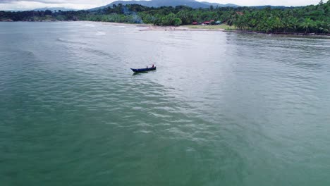 Boot-Im-Wasser-Nahe-Der-Küste-Geparkt