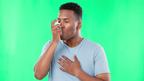 hombre negro, asma con inhalador y pantalla verde
