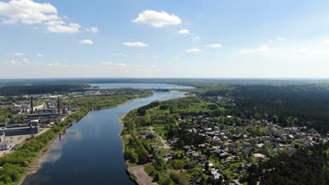 Río-Nemunas-Y-Ciudad-Panemune-Con-Vista-De-Kaunas-Hes,-Vista-Aérea-De-Drones