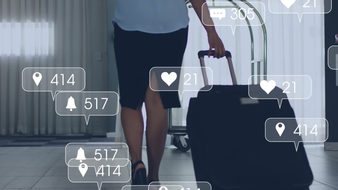 Mujer caminando por el vestíbulo arrastrando una maleta, su movimiento provoca la superposición de iconos sociales para especialistas en marketing