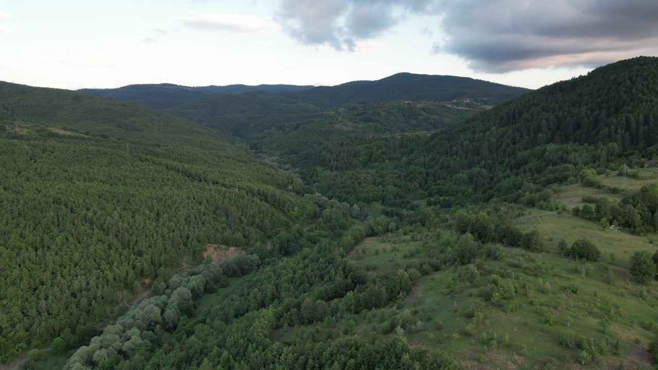 valle verde superior, amplias áreas naturales, caminos verdes del valle, vista de drones, nuestro mundo, nuestra fuente de vida, nuestras áreas forestales vista dorne