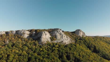 toma panorámica aérea alrededor de los acantilados de alta montaña-1