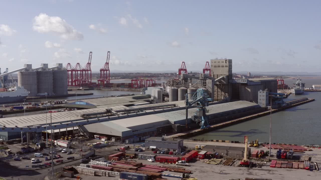 снимок с беспилотника, подъезжающего к порту ливерпуля 03