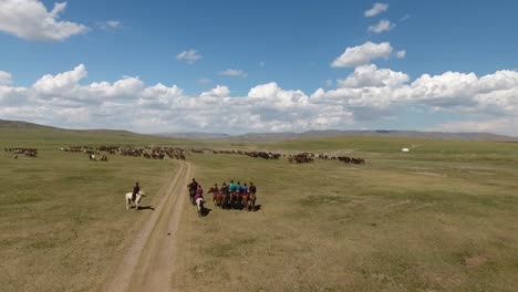 Manada-De-Caballos-Galopando-En-Estepas-Interminables-De-Mongolia.-Vista-Aérea