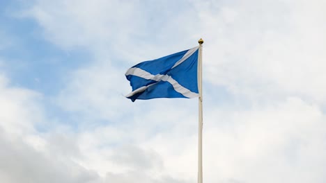 Schottische-Flagge-Auf-Einem-Fahnenmast-Weht-Bei-Starkem-Wind