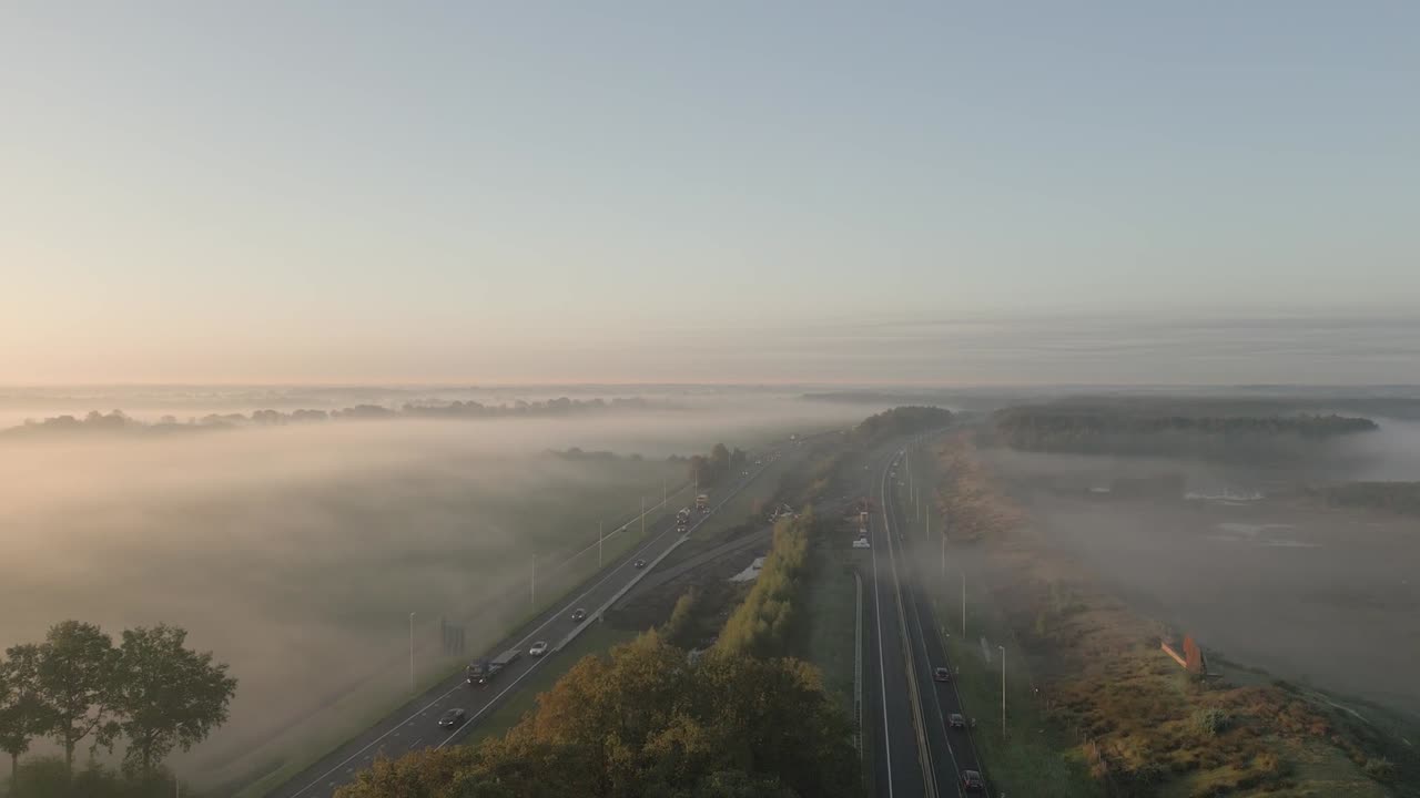 안개가 가득한 해가 뜨는 고속도로
