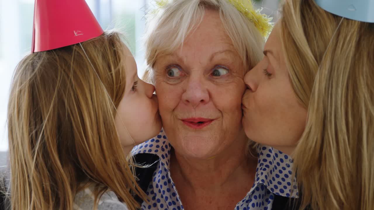 엄마와 딸이 집에서 할머니를 키스하는 4k