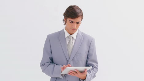 hombre de negocios de pie mientras usa una tableta pc