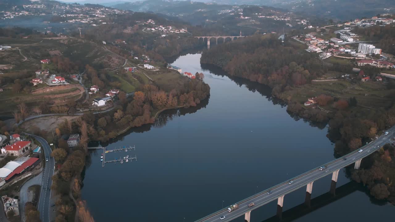vista aérea del río y los puentes que conectan las poblaciones