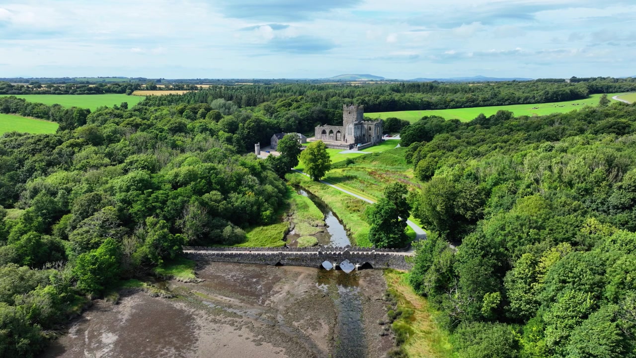 Luoghi epici dell'Irlanda: ripresa statica con drone dell'Abbazia di Tintern, penisola di Hook, in una soleggiata giornata estiva.