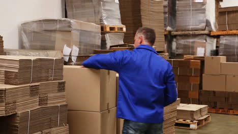 trabajador de almacén que prepara un envío