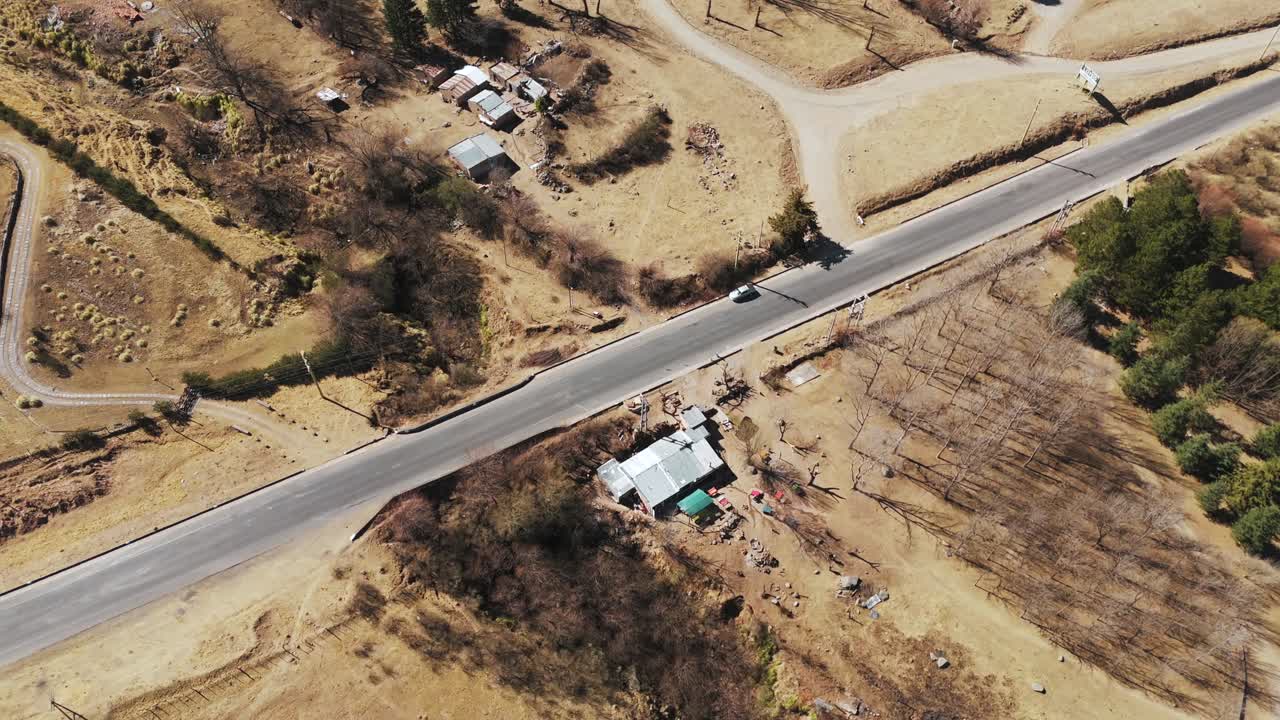 una imagen aérea de arriba hacia abajo de un pequeño restaurante familiar situado en la ruta 307 en tucumán, argentina