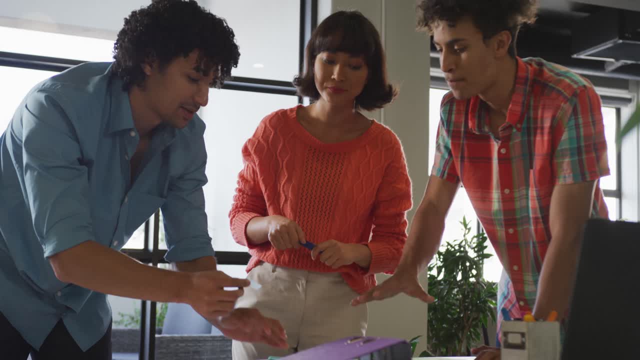 diversas personas de negocios felices discutiendo el trabajo durante una reunión en la oficina