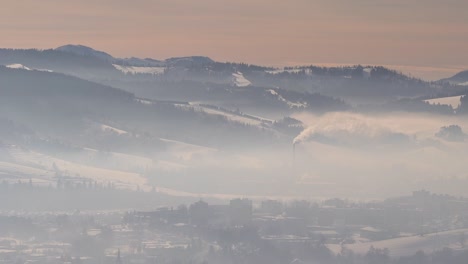 Cacerola-Lenta-Sobre-El-Pueblo-Cubierto-De-Contaminación-En-El-Valle-De-Invierno