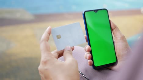 Frauen-Halten-Kreditkarte-In-Der-Hand-Und-Nutzen-Das-Smartphone,-Um-Online-Einzukaufen