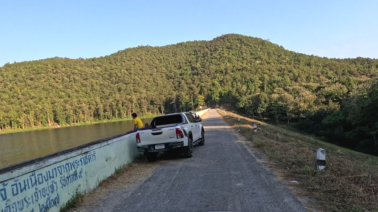 호수  의 도로 에서 이동 하는 차량