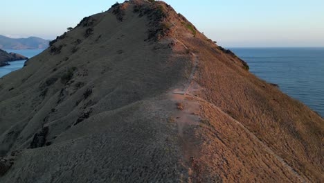 video de avión no tripulado a lo largo de la cresta de una isla seca y estéril