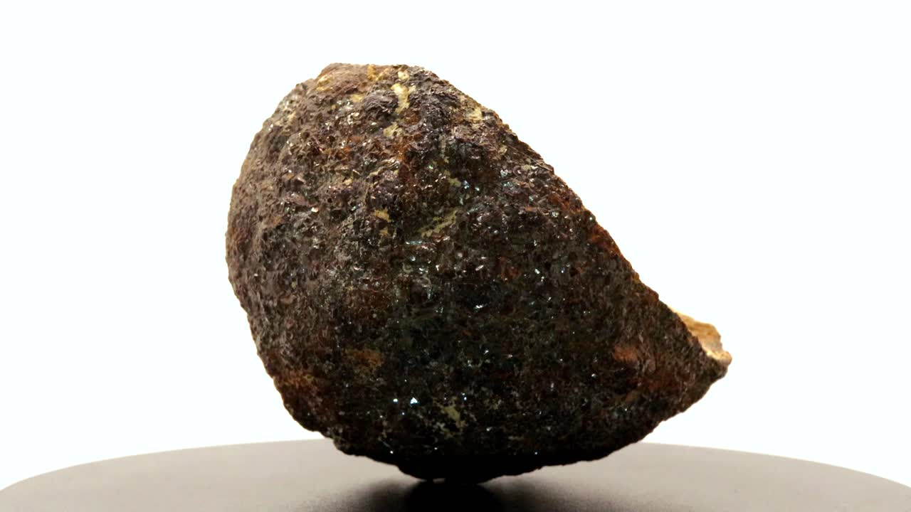 piedra de pirita reluciente dividida por la mitad, piedra mineral colorida que gira, toma macro