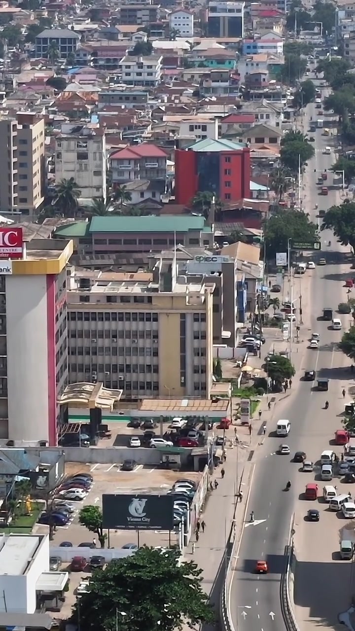 La vista della città di Accra mostra la vita e l'attività in una zona vivace