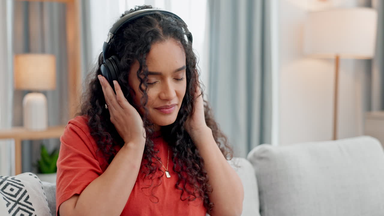 mujer feliz, auriculares y escuchando música