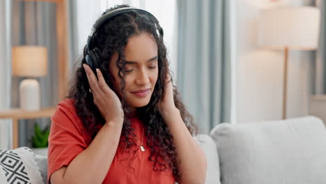 Happy-woman,-headphones-and-listening-to-music