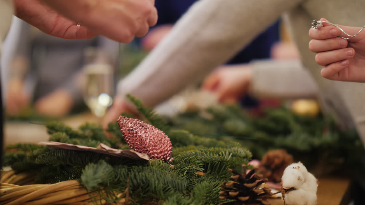 엄마와 딸이 마스터 클래스에서 크리스마스 화환을 만듭니다.