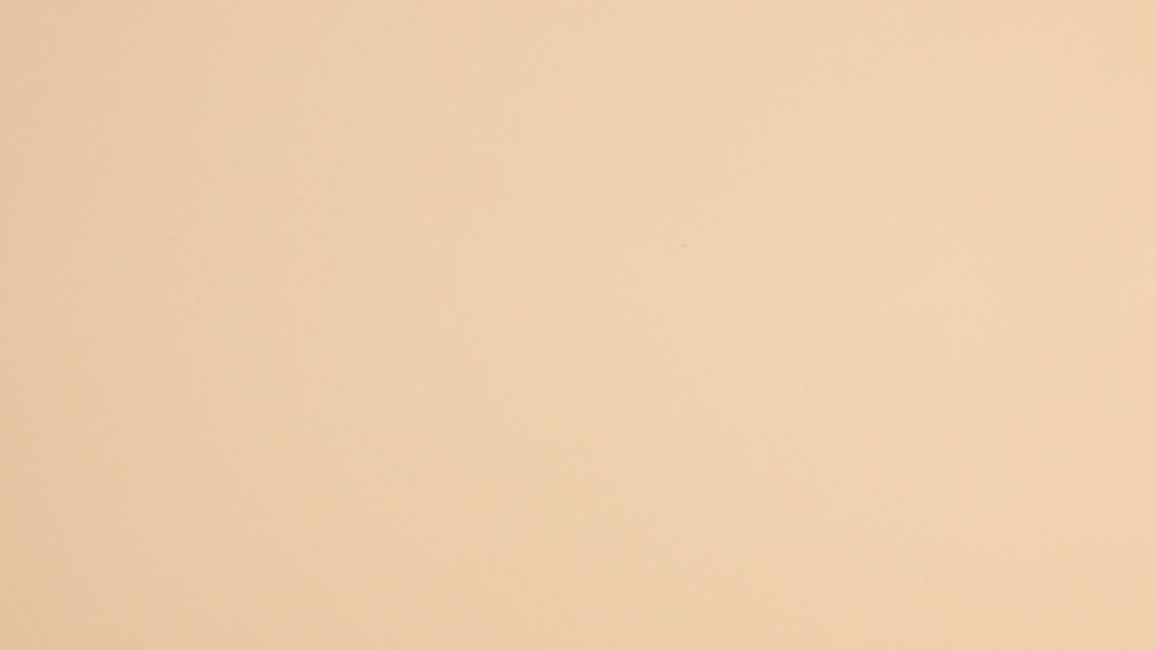 el concepto de manicura de diferentes colores botellas de esmalte de uñas aparecen en fondo beige. detener el movimiento de colocación plana