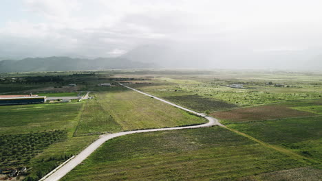 美麗的空中全景景觀, 越過田野和山脈