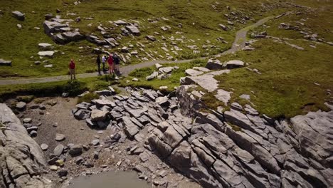 Sendero-De-Montaña,-Con-Rocas-Y-Hierba.-Alpes-Suizos