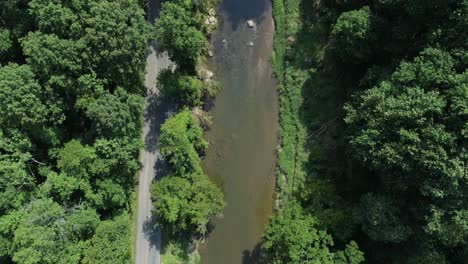 Una-Vista-Aérea-De-Una-Carretera-Y-Un-Arroyo